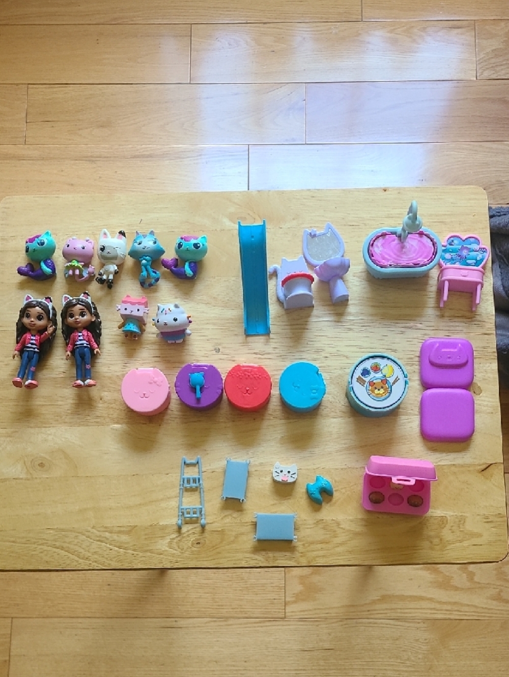 Gabby’s Dollhouse Figure & Accessory Lot MerCats Cakey Cat Furniture Toys